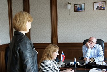 Проблемами людей занимается депутат